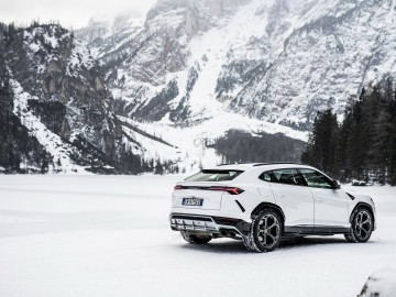 Lamborghini Urus i LM002 w świątecznym konwoju